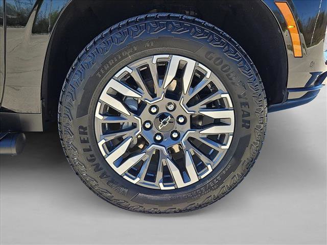 Used 2025 Chevrolet Suburban Z71 w/ Comfort Package image 26