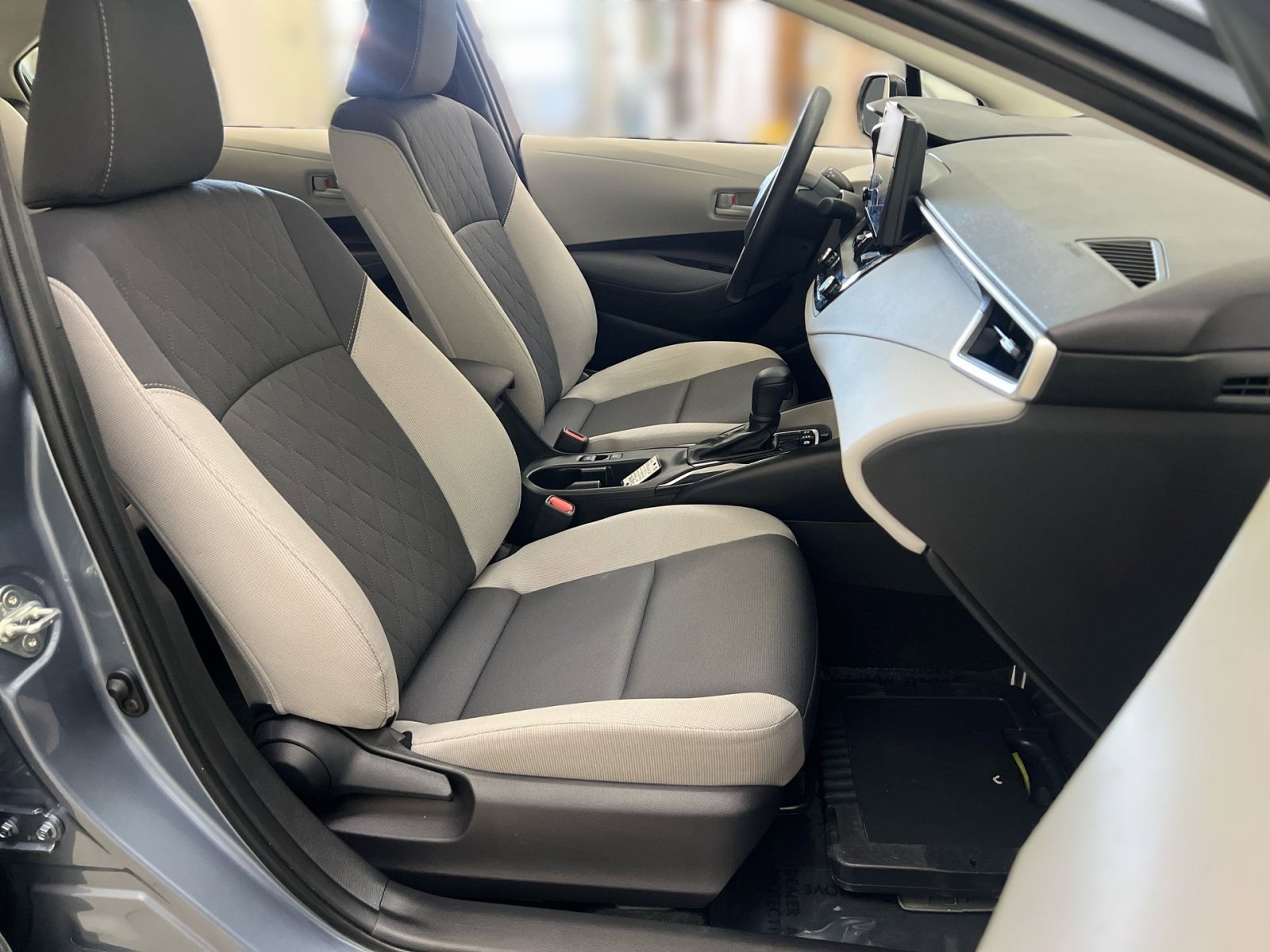 Used 2025 Toyota Corolla LE image 31