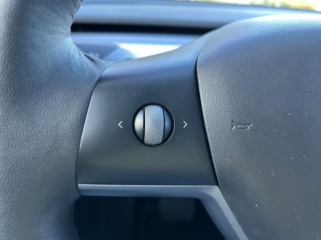Used 2022 Tesla Model Y Long Range image 18