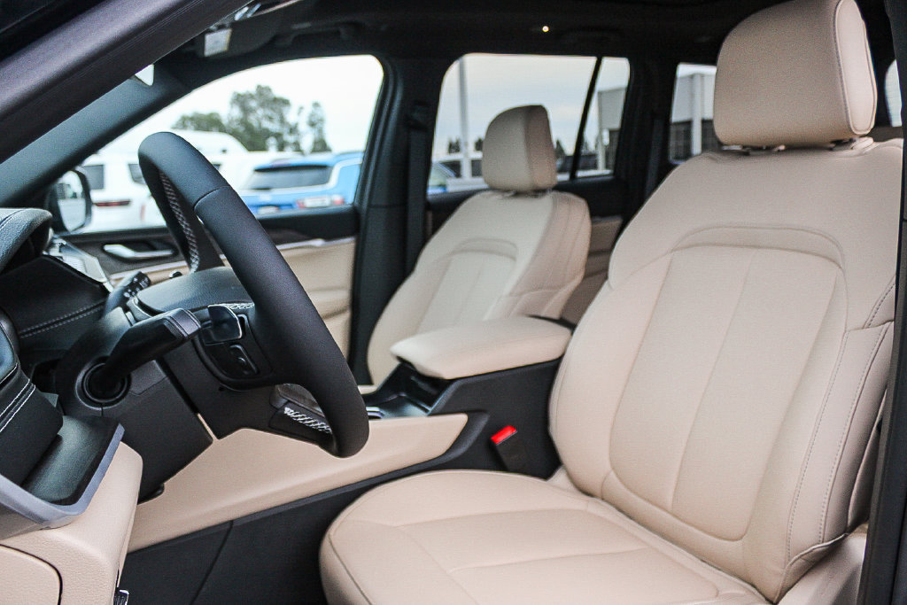 New 2027 Jeep Grand Cherokee Limited RWD image 18