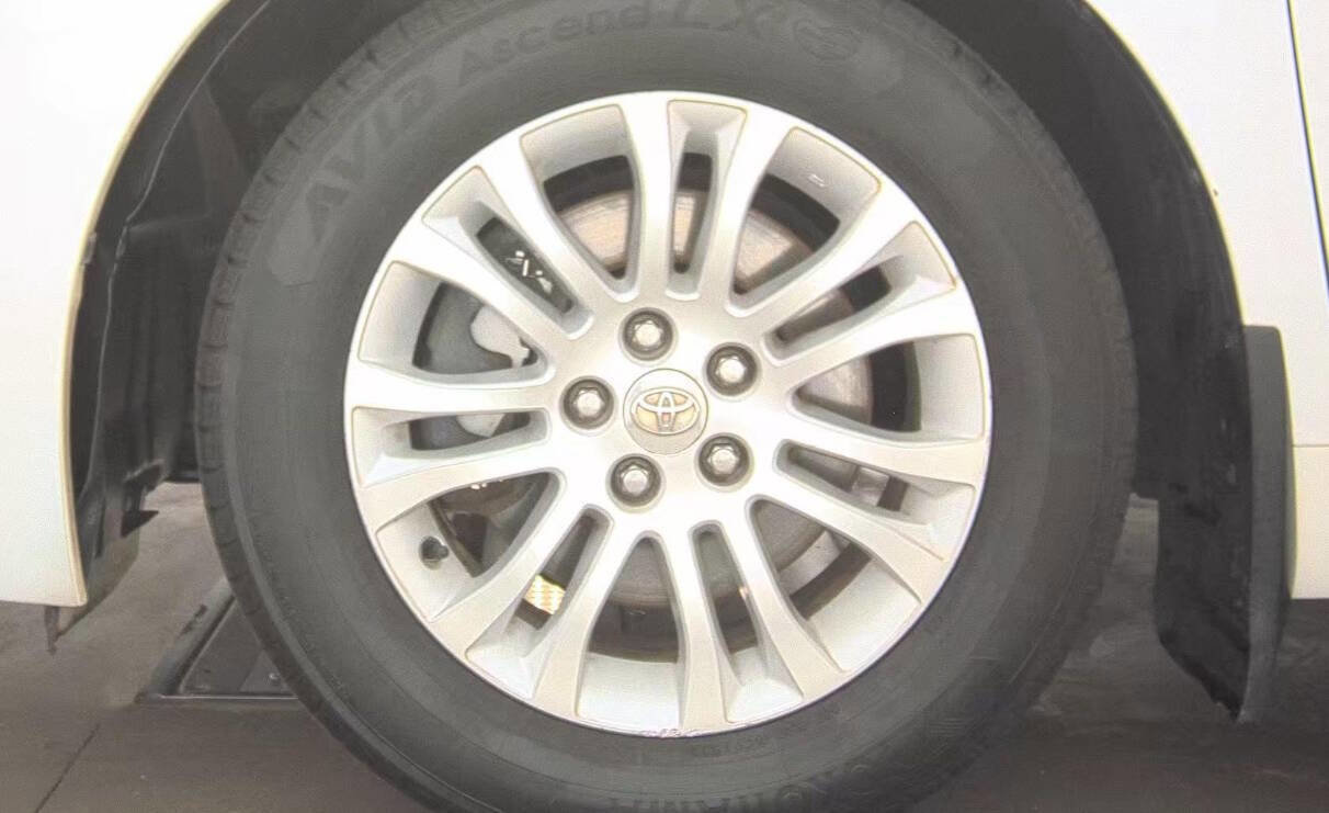 Used 2014 Toyota Sienna XLE image 22