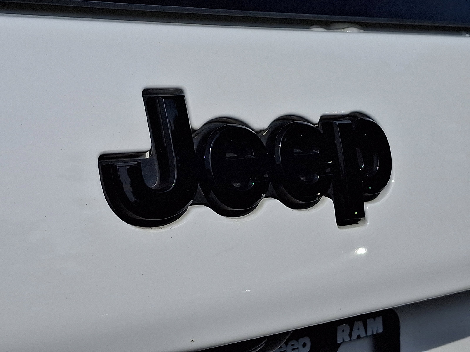 Certified 2020 Jeep Cherokee Latitude Plus AWD/4WD image 28
