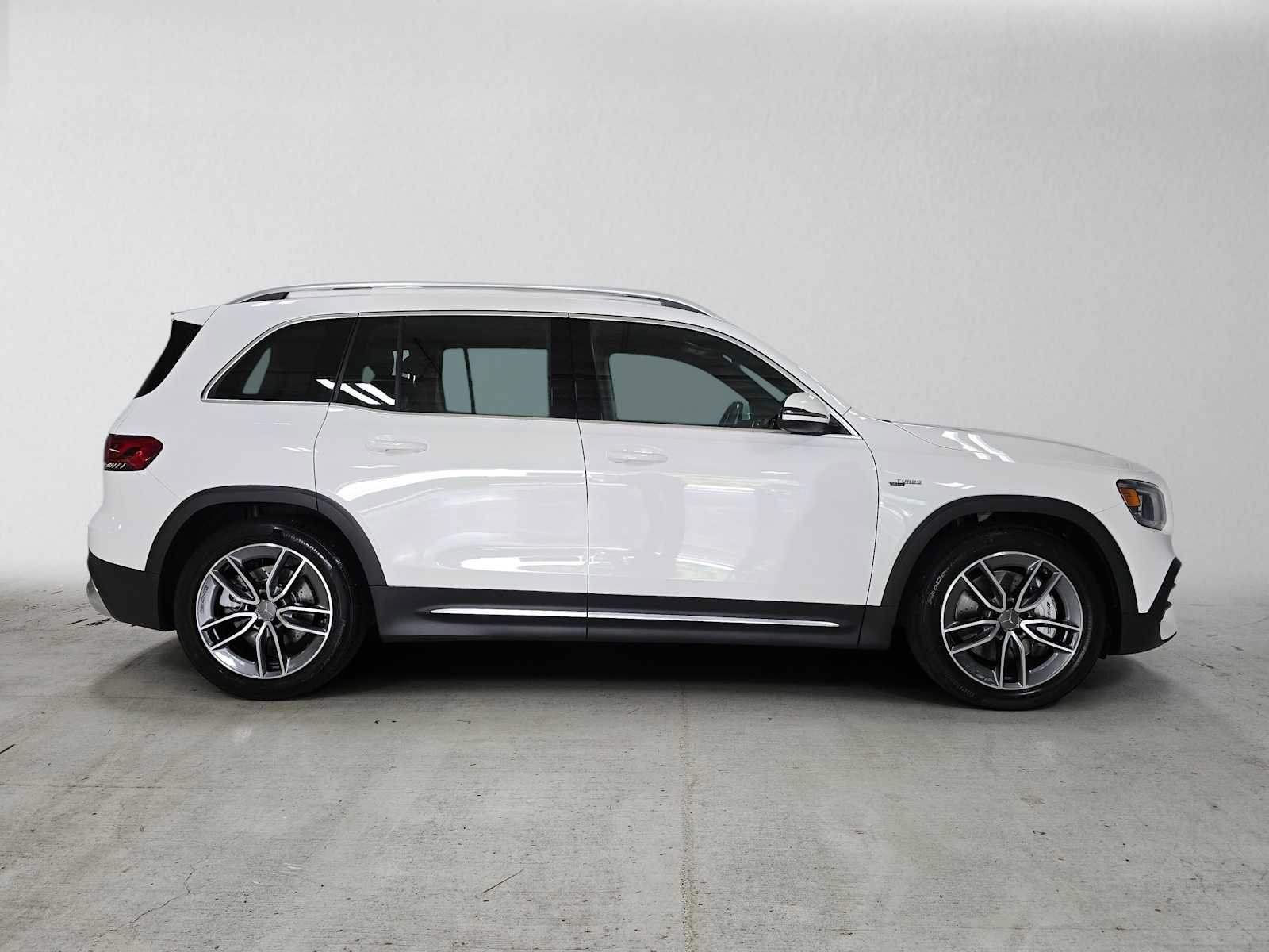 Used 2023 Mercedes-Benz GLB 35 AMG 4MATIC image 2