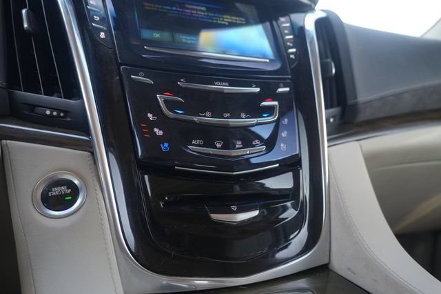 Used 2018 Cadillac Escalade Luxury AWD/4WD image 15