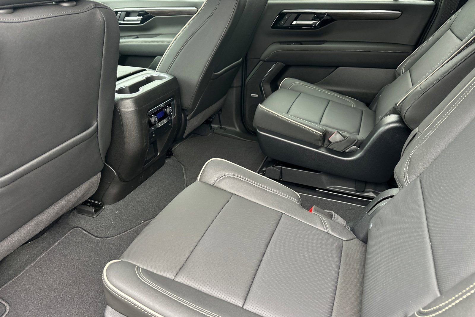 New 2026 Chevrolet Suburban Premier w/ Sun And Tow Package AWD/4WD image 13