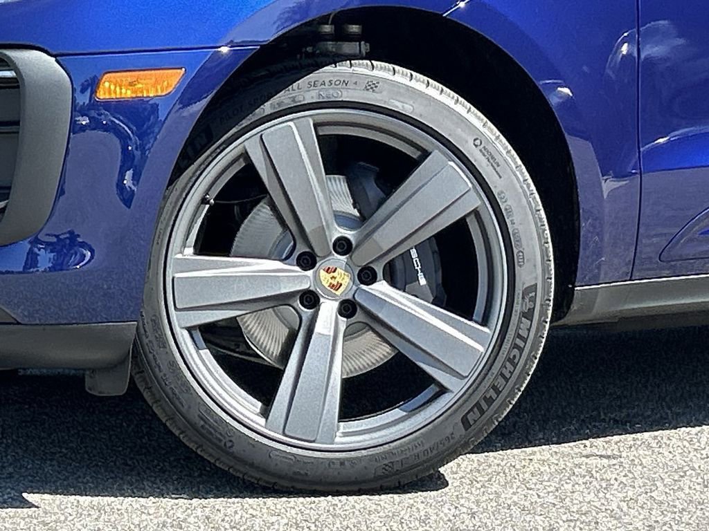 Certified 2025 Porsche Macan Turbo image 6