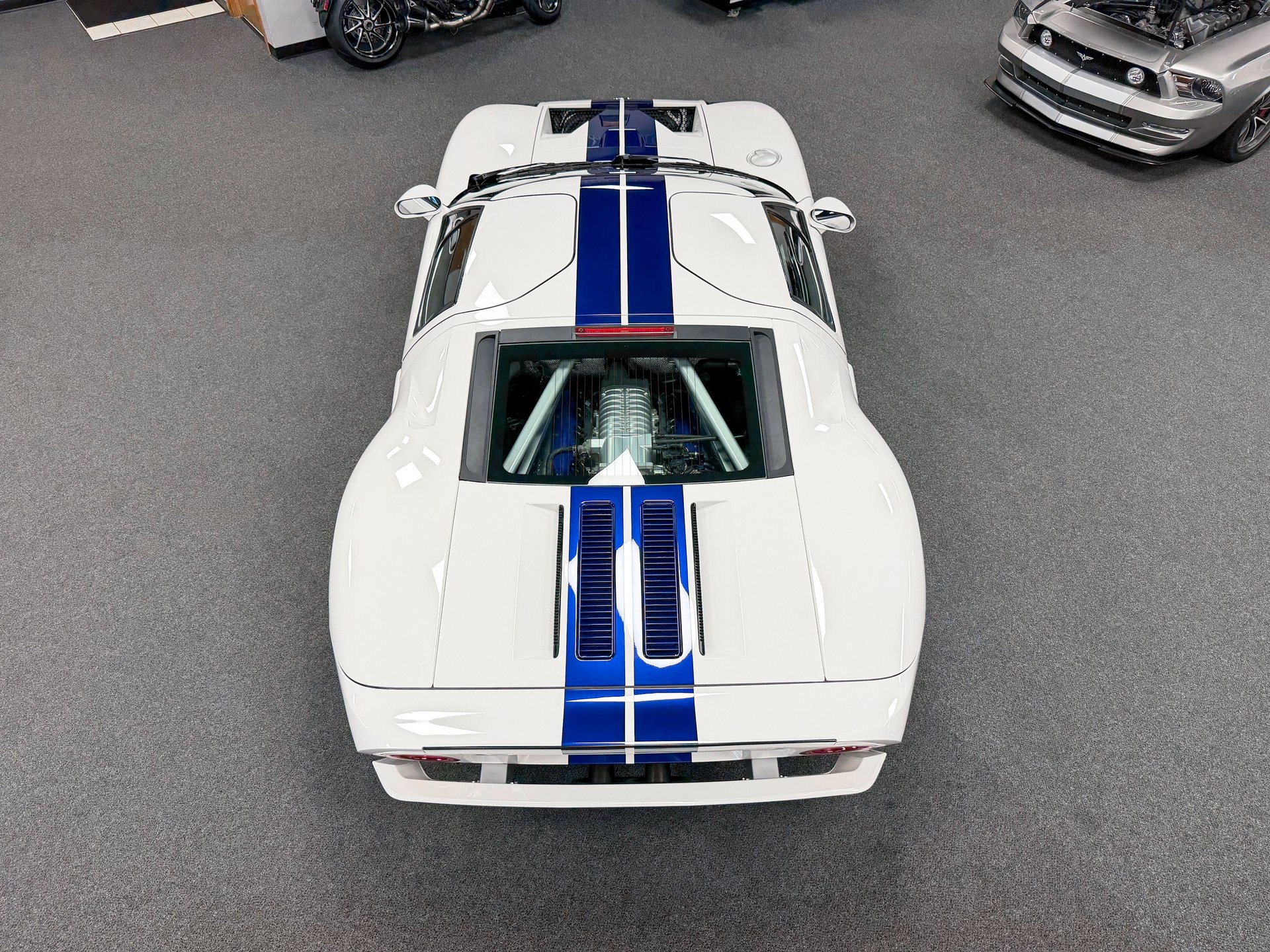 Used 2005 Ford GT RWD image 9