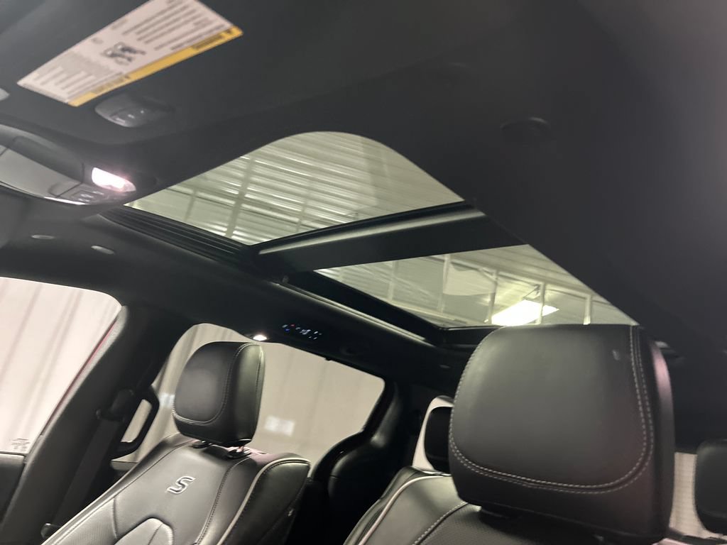 Used 2025 Chrysler Pacifica Premium FWD image 23