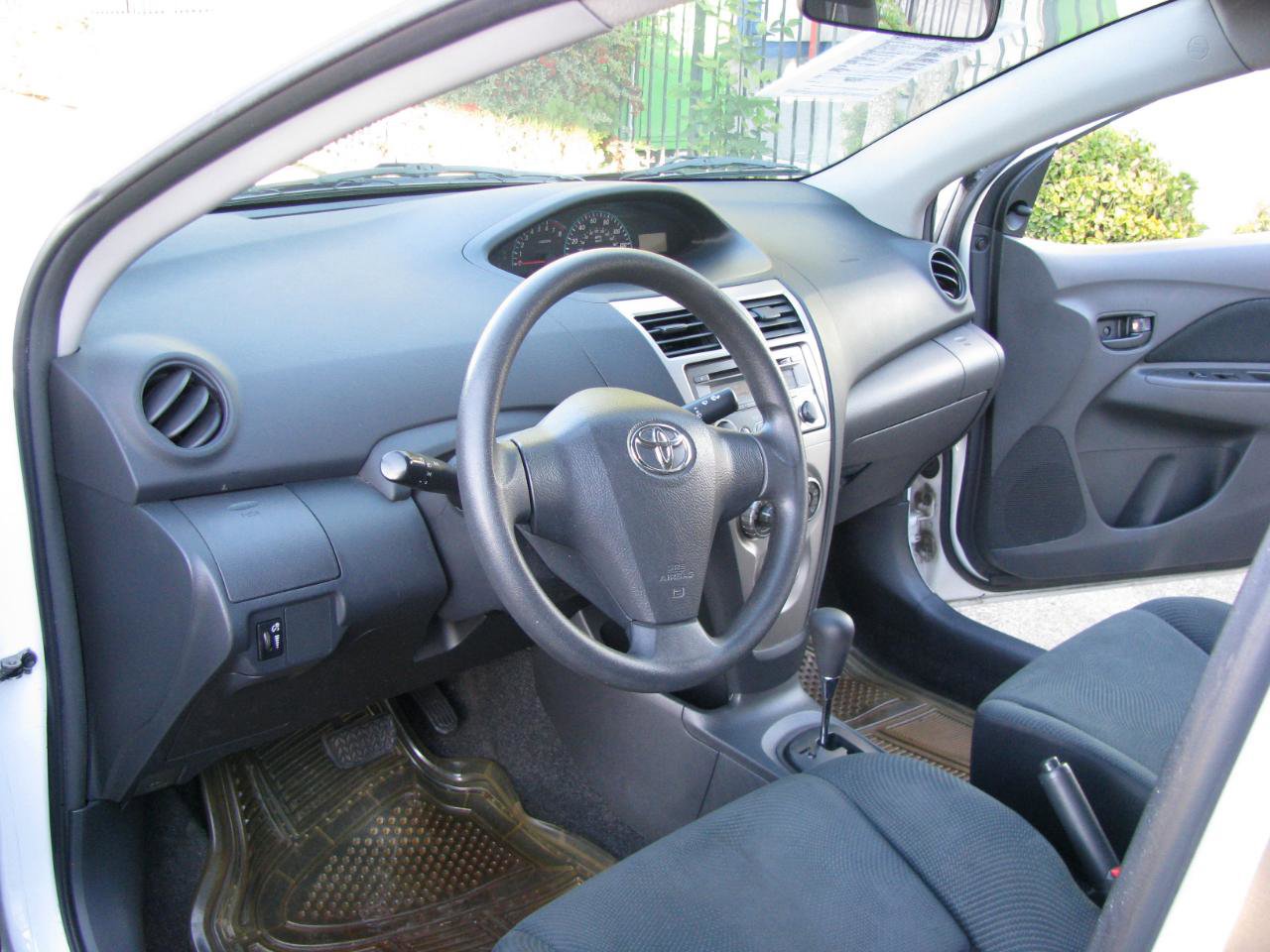 Used 2012 Toyota Yaris Sedan image 9