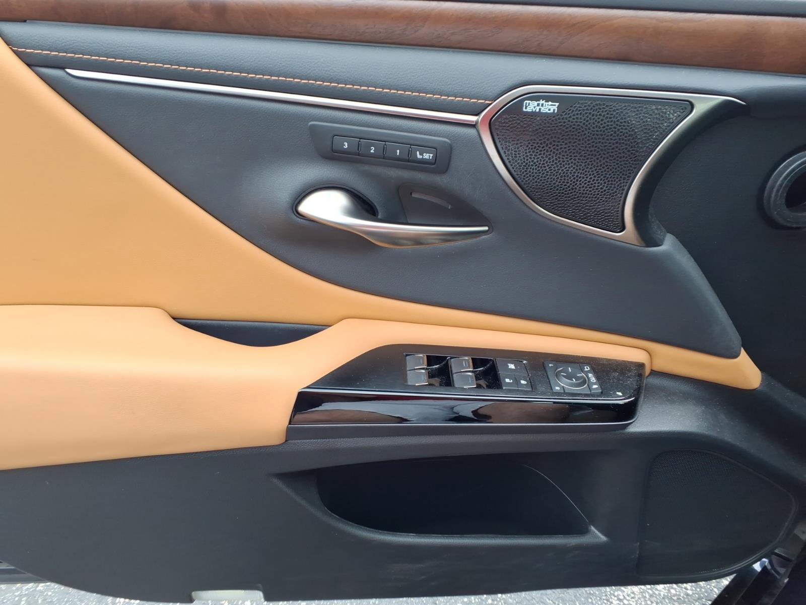 Used 2024 Lexus ES 300h Ultra Luxury w/ Accessory Package (Z2) image 23