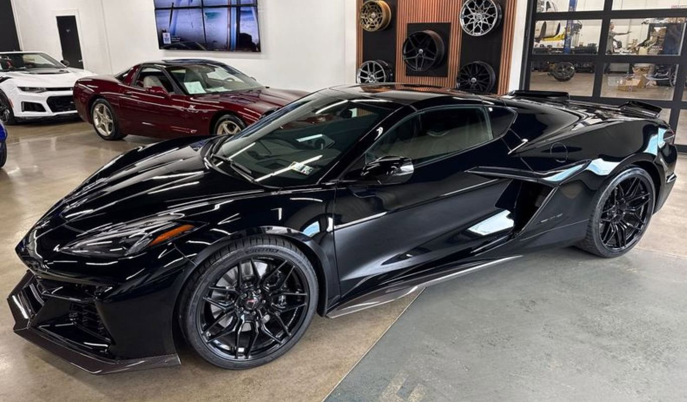 Used 2025 Chevrolet Corvette Z06 image 2