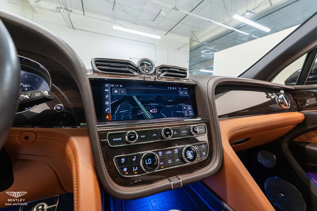 Used 2021 Bentley Bentayga AWD/4WD image 47