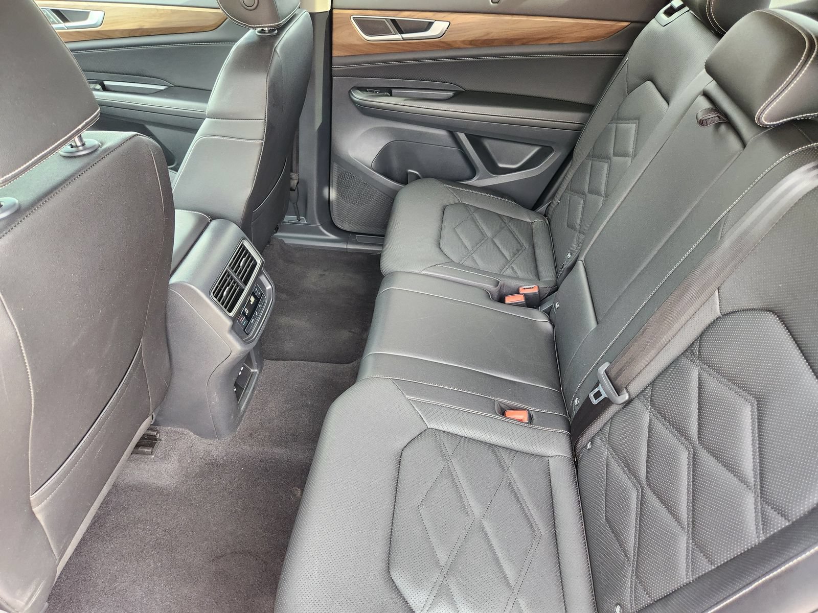 Used 2025 Volkswagen Atlas SE FWD image 37