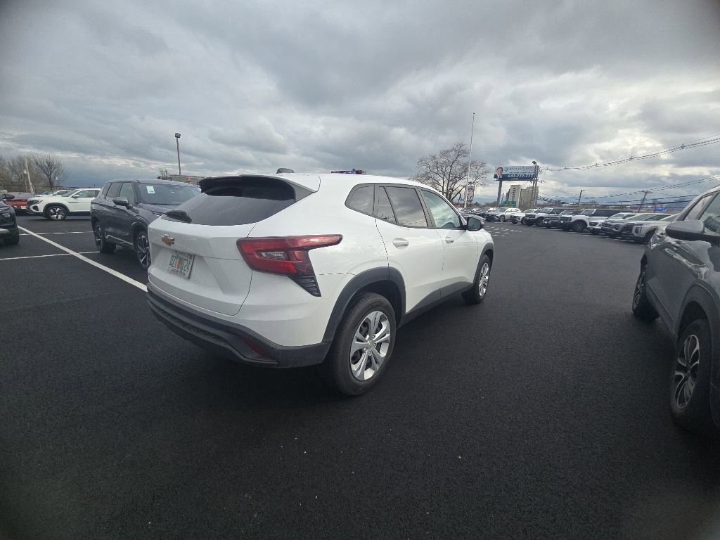 Used 2025 Chevrolet Trax LS FWD image 4
