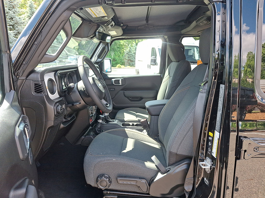 Certified 2026 Jeep Gladiator Sport AWD/4WD image 3