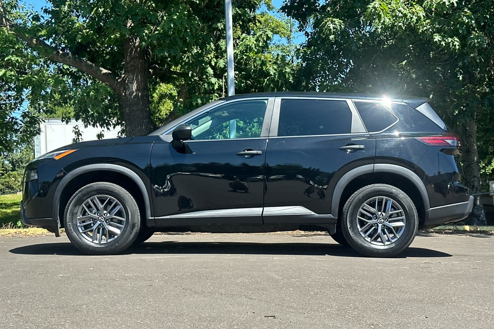 Used 2024 Nissan Rogue S AWD/4WD image 5
