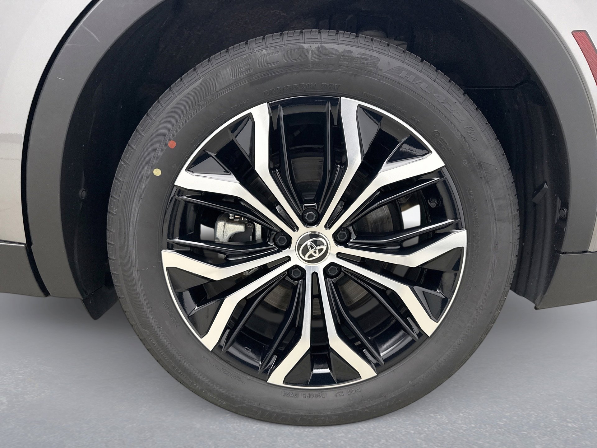 Used 2025 Toyota Crown XLE AWD/4WD image 21