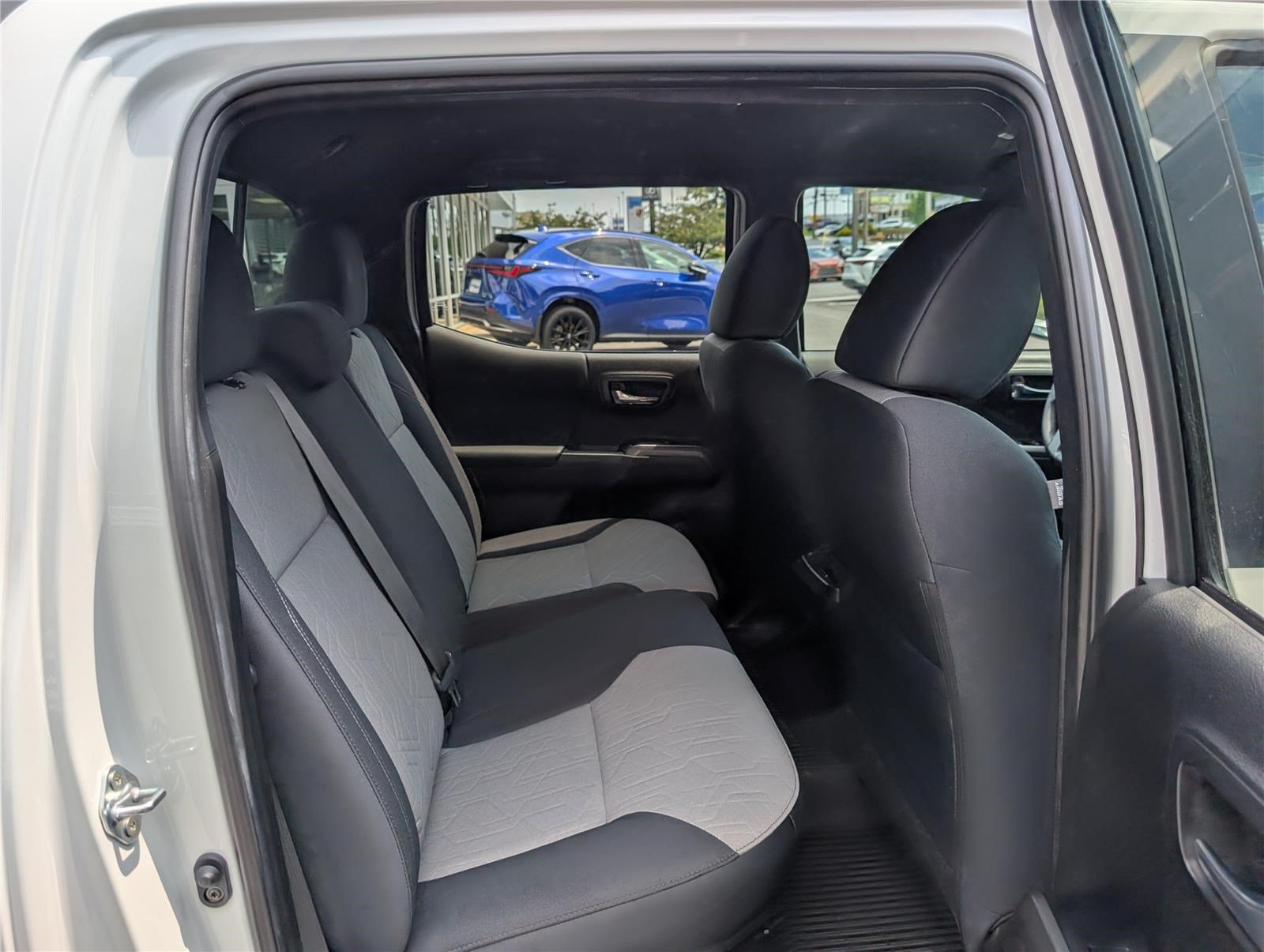 Used 2023 Toyota Tacoma TRD Off-Road w/ Technology Package AWD/4WD image 12