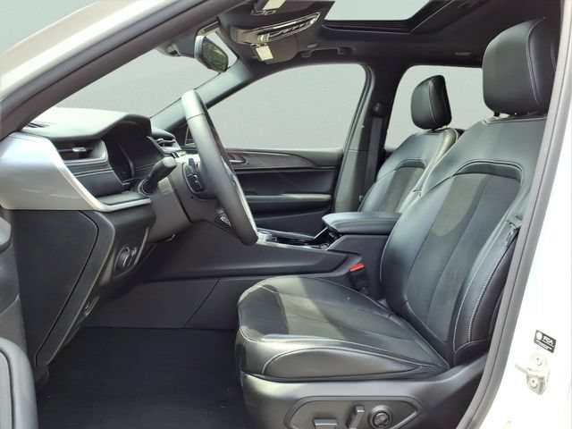 Used 2023 Jeep Grand Cherokee Altitude AWD/4WD image 17