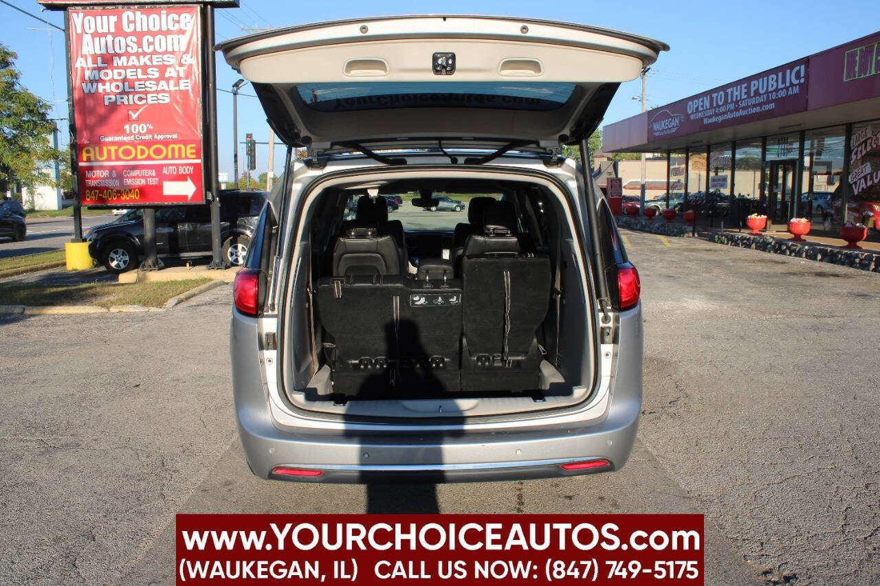 Used 2018 Chrysler Pacifica Touring-L image 10