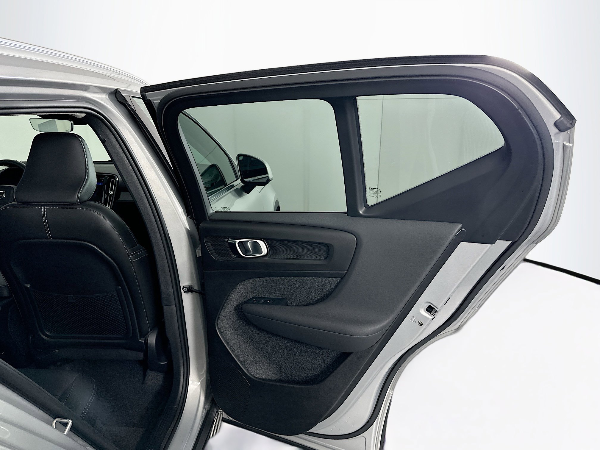 Used 2025 Volvo XC40 B5 Plus image 29