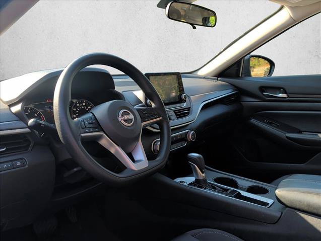 Used 2025 Nissan Altima 2.5 SV FWD image 9