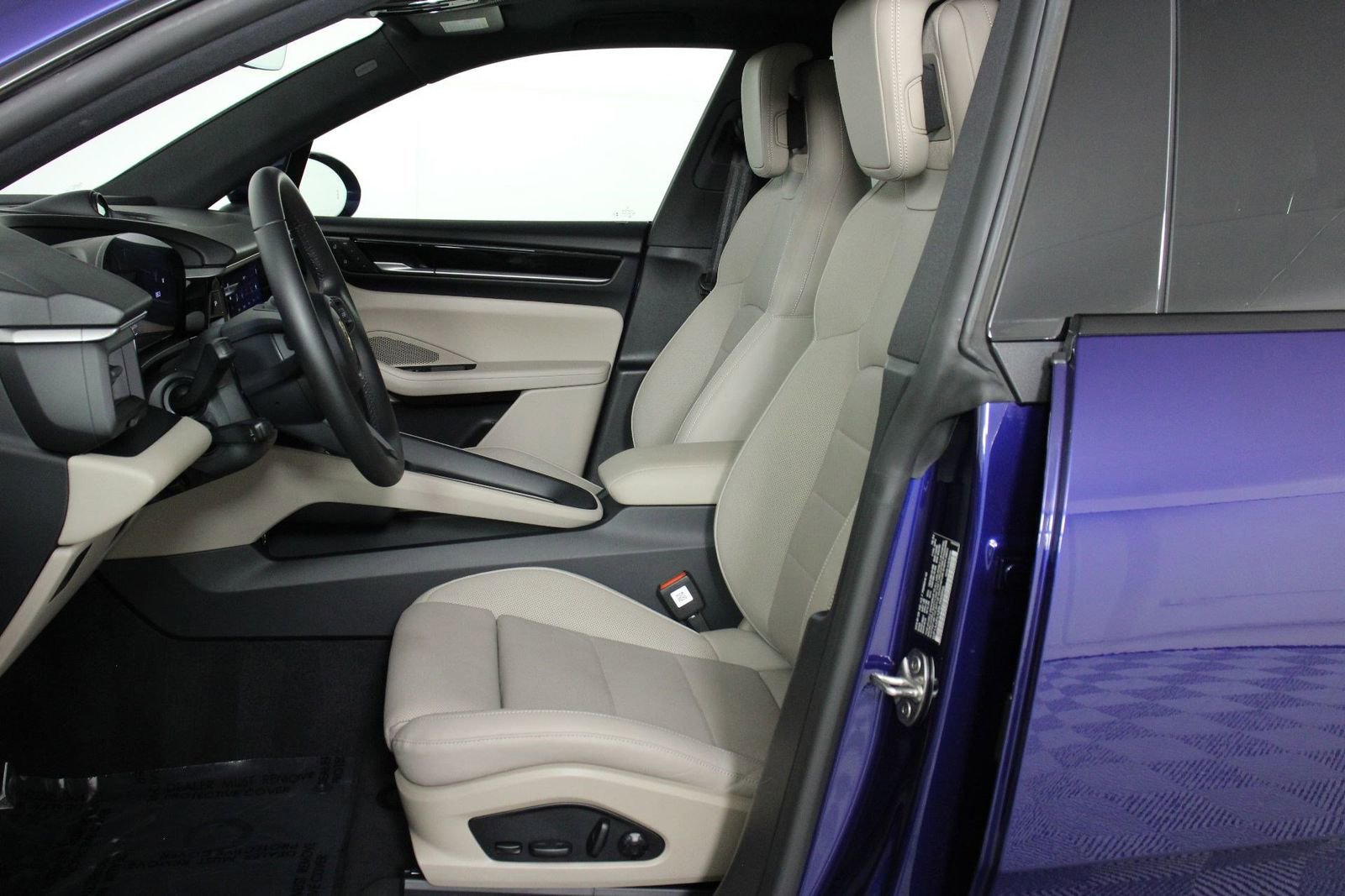 Certified 2025 Porsche Macan 4 Electric AWD/4WD image 5
