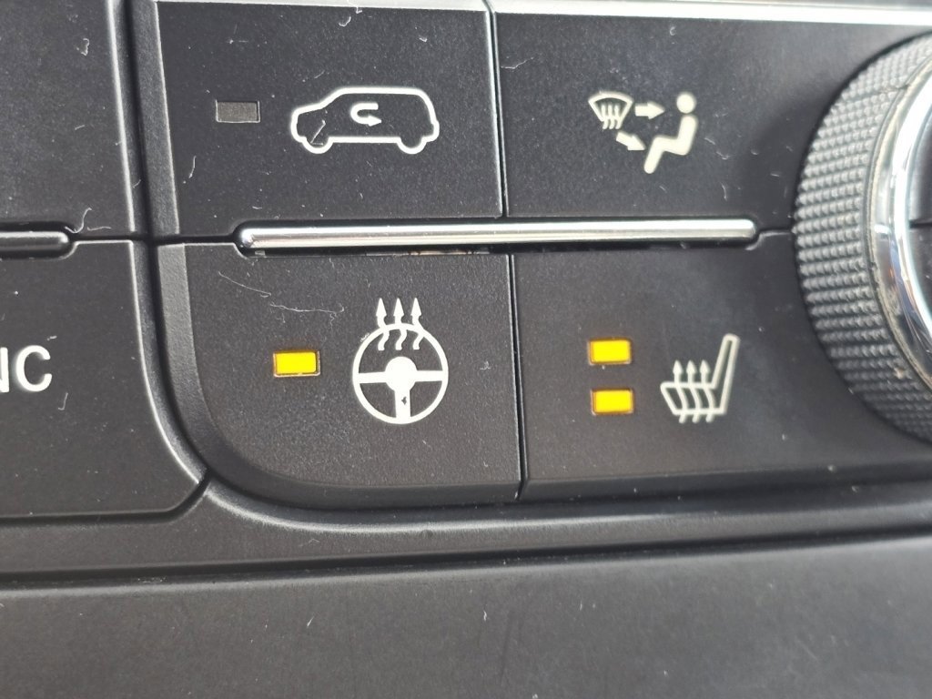 Used 2015 Chrysler Town & Country Touring-L w/ Driver Convenience Group image 4