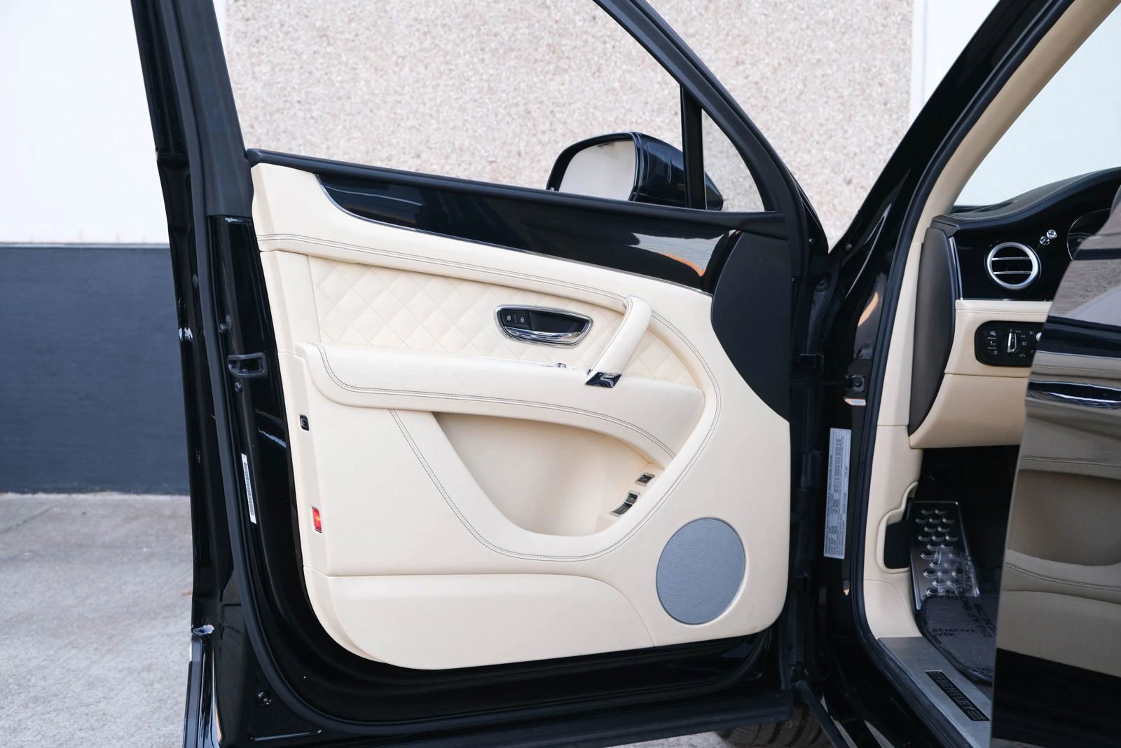 Used 2018 Bentley Bentayga image 18