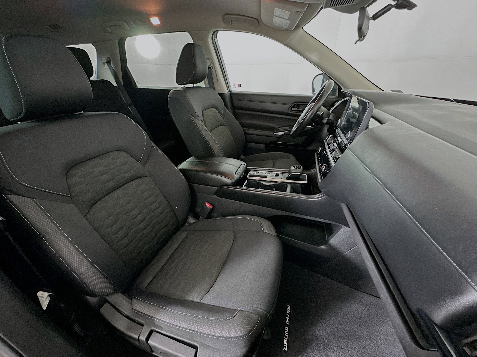 Used 2025 Nissan Pathfinder SV image 32