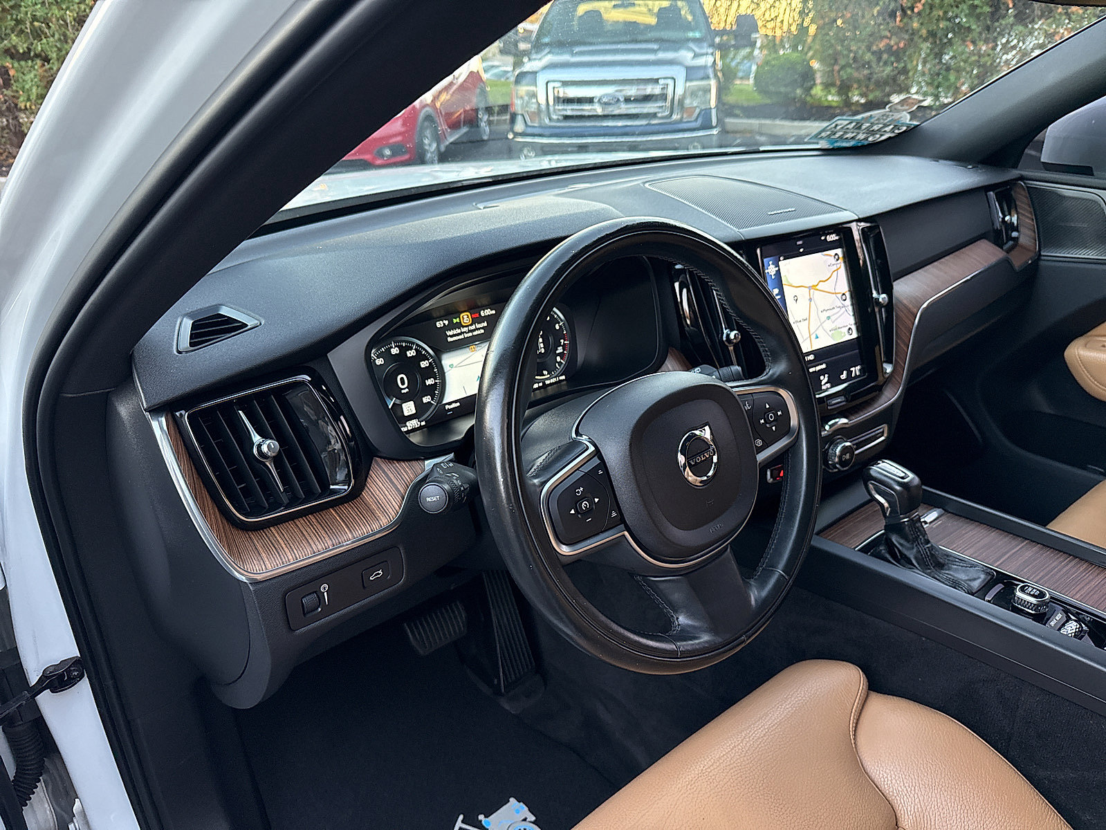 Used 2019 Volvo XC60 T5 Momentum w/ Multimedia Package AWD/4WD image 38
