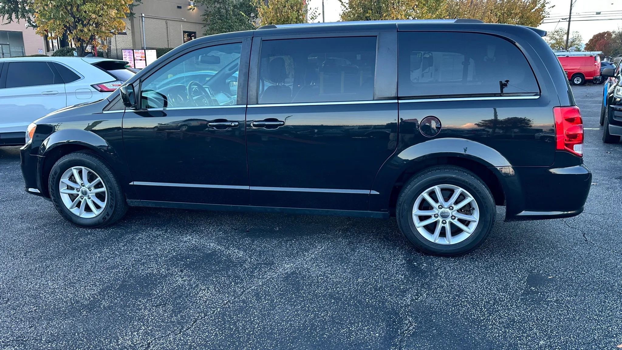 Used 2019 Dodge Grand Caravan SXT image 9
