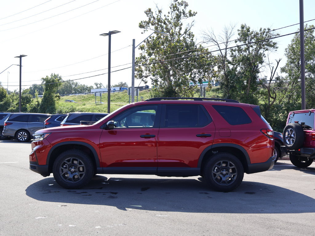 Certified 2025 Honda Pilot TrailSport image 4