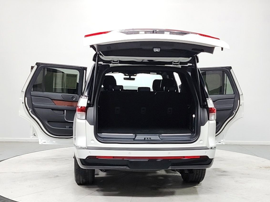 Used 2024 Lincoln Navigator Premiere AWD/4WD image 14
