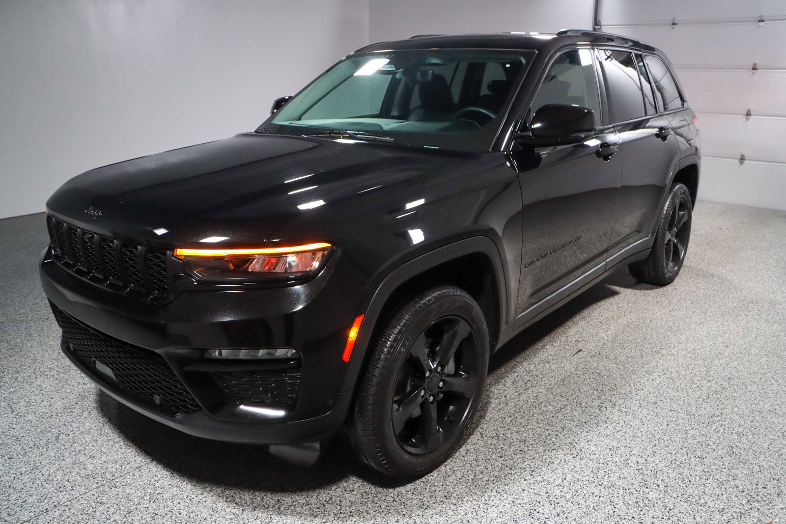 Used 2023 Jeep Grand Cherokee Limited w/ Luxury Tech Group II image 32