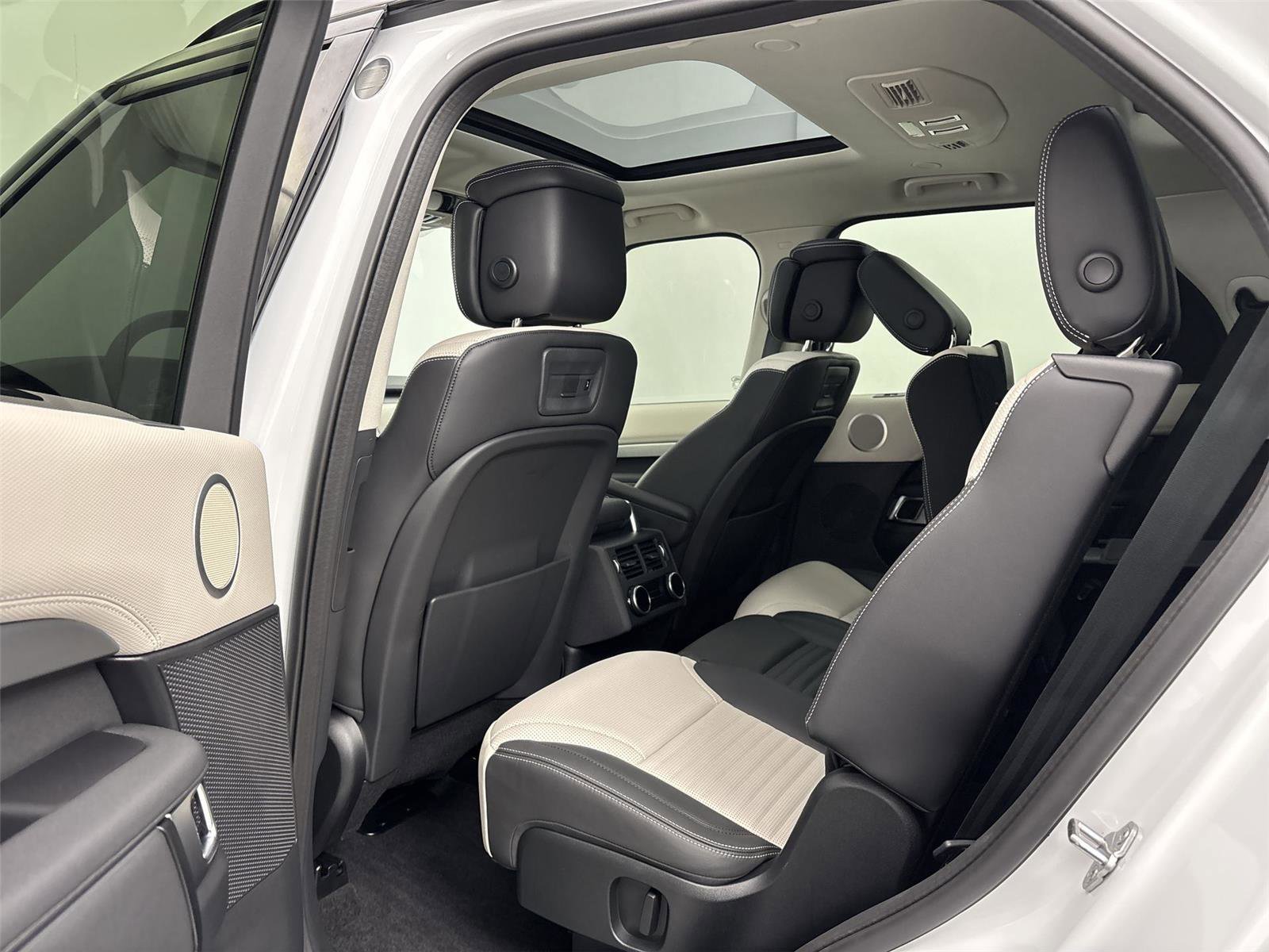 Used 2025 Land Rover Discovery Dynamic SE AWD/4WD image 29