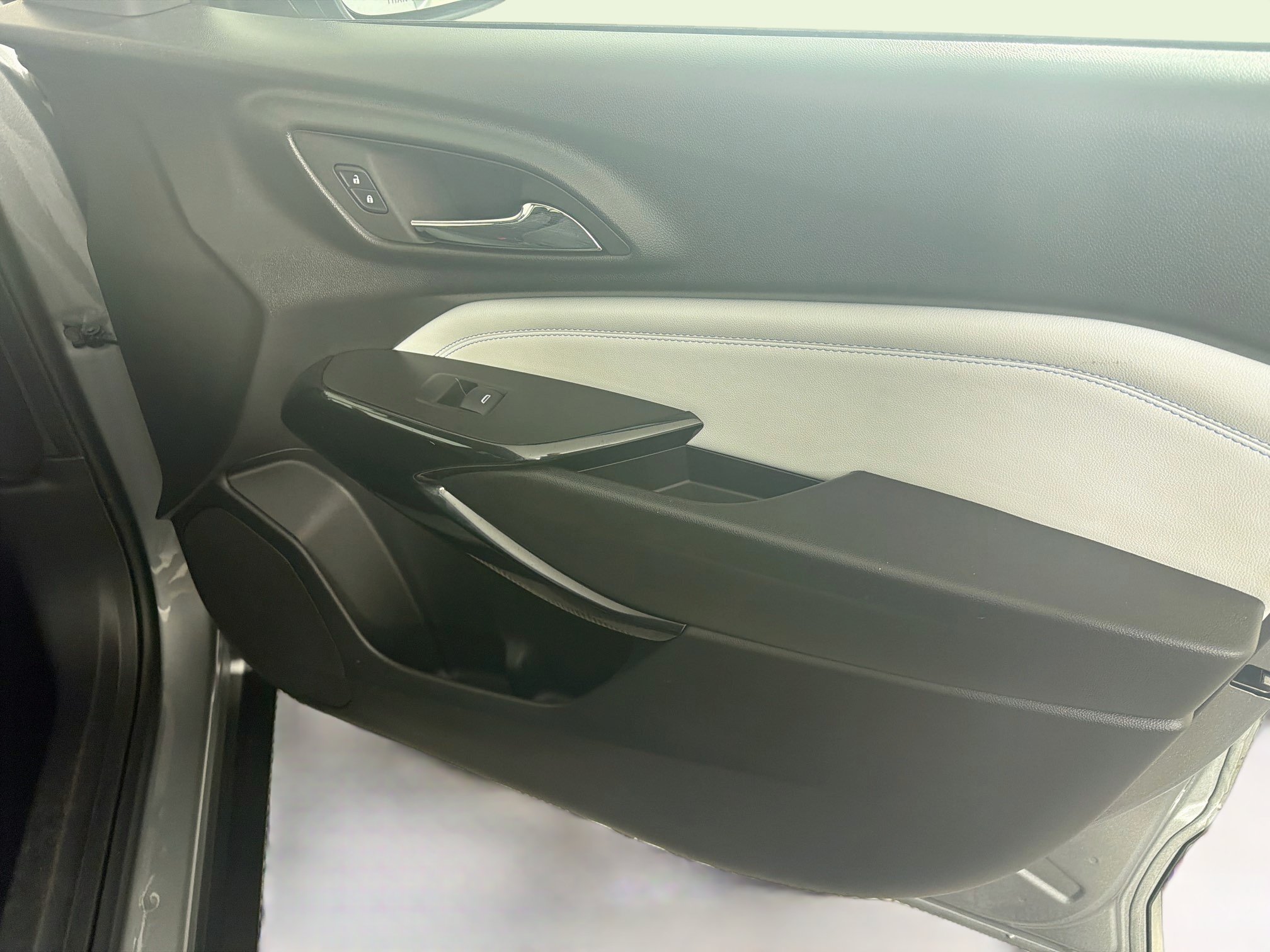 Used 2025 Chevrolet Trax LT FWD image 30