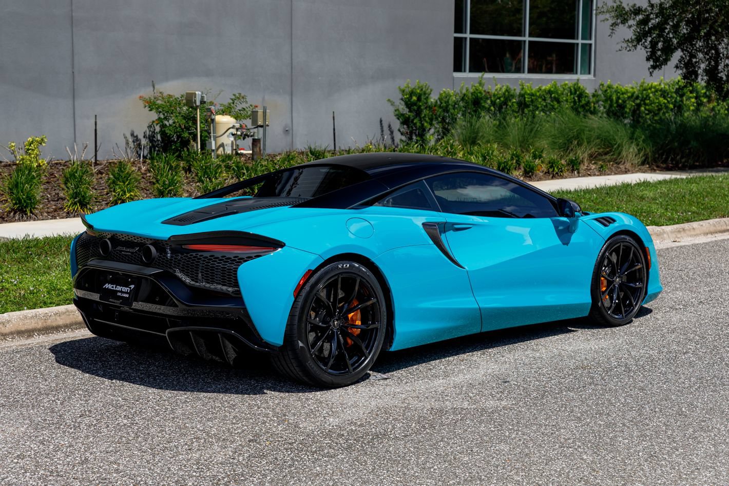 Used 2023 McLaren Artura RWD image 7