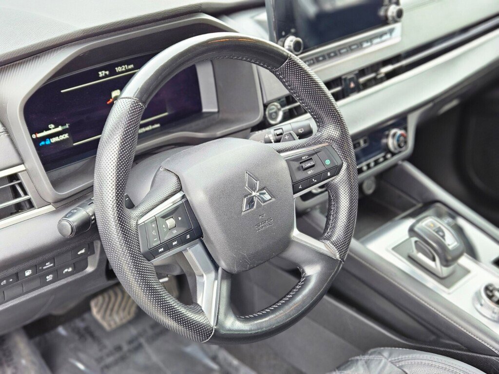 Used 2023 Mitsubishi Outlander SEL image 16