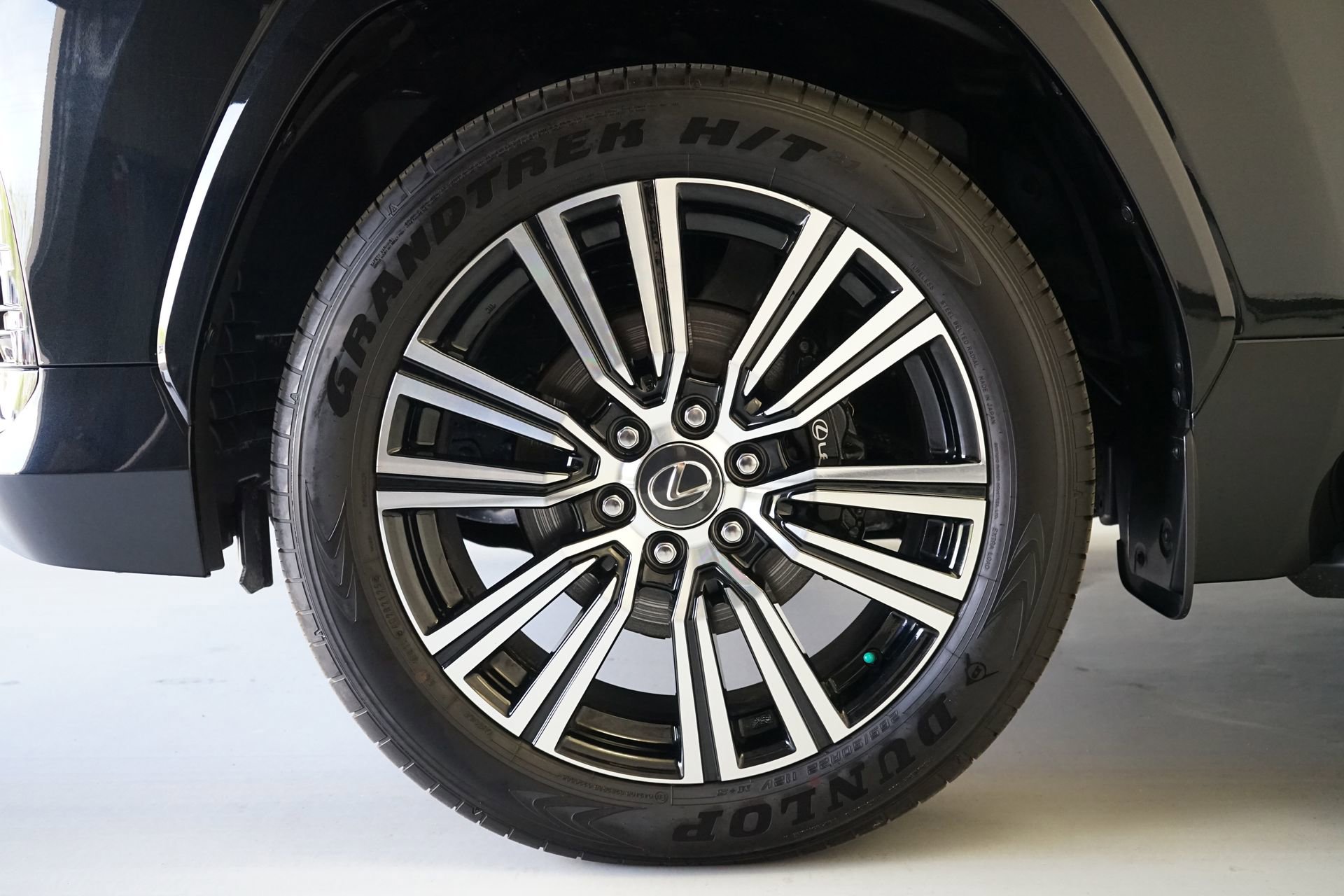 Used 2025 Lexus LX 600 4WD w/ Accessory Package (2T) image 39