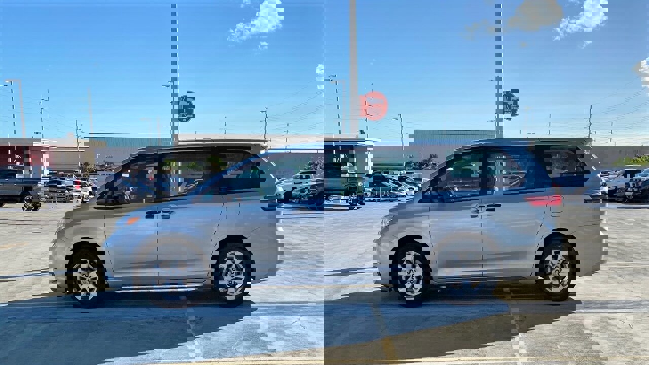 Used 2016 Toyota Sienna LE image 8