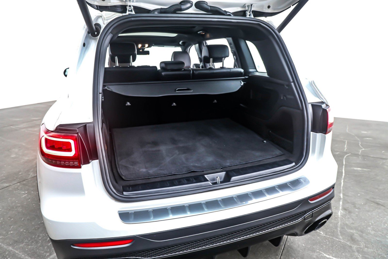 Used 2022 Mercedes-Benz GLB 35 AMG AMG GLB 35 4MATIC SUV image 23