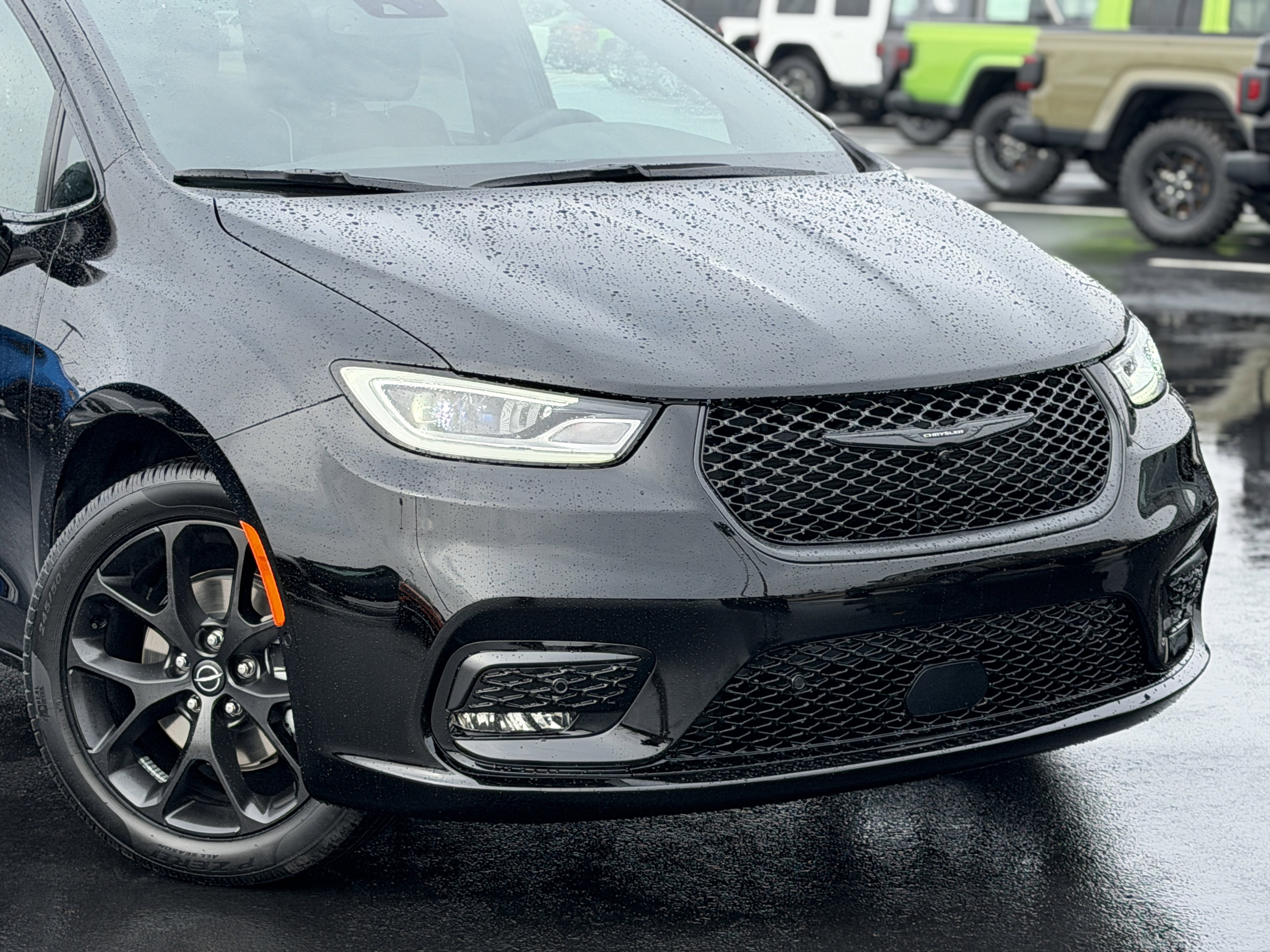 New 2026 Chrysler Pacifica Limited w/ Uconnect Theater Family Group image 5