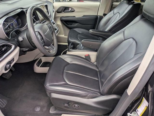 Used 2023 Chrysler Pacifica Touring-L FWD image 13