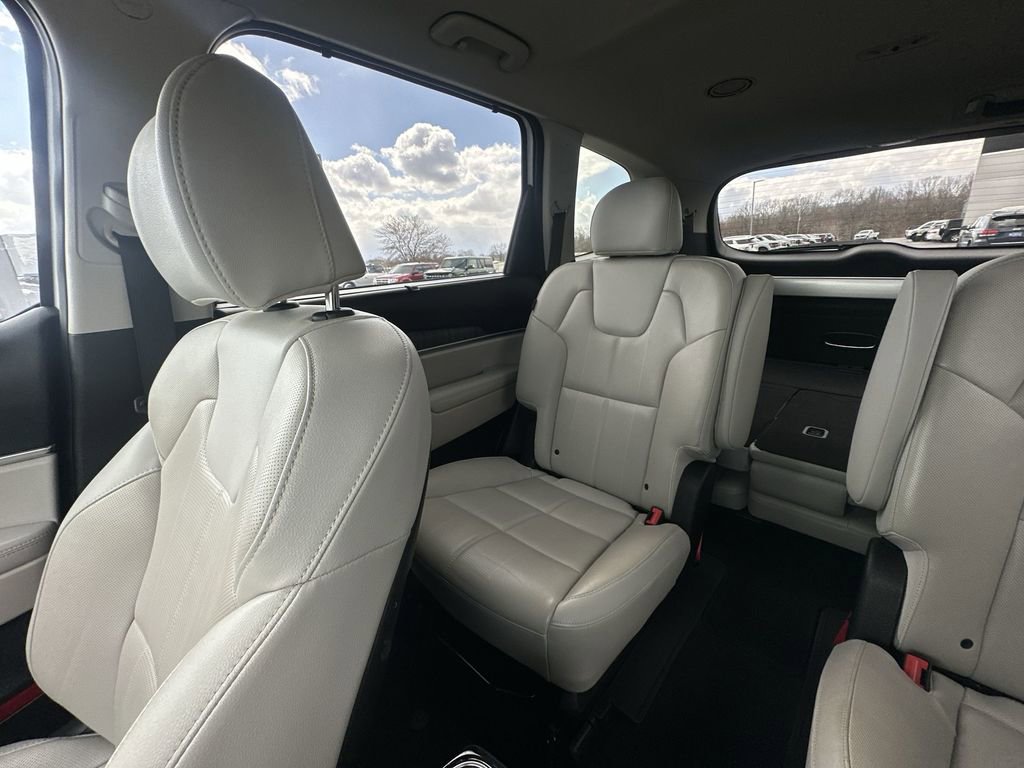 Used 2024 Kia Telluride EX w/ EX Captain's Chair Package FWD image 12