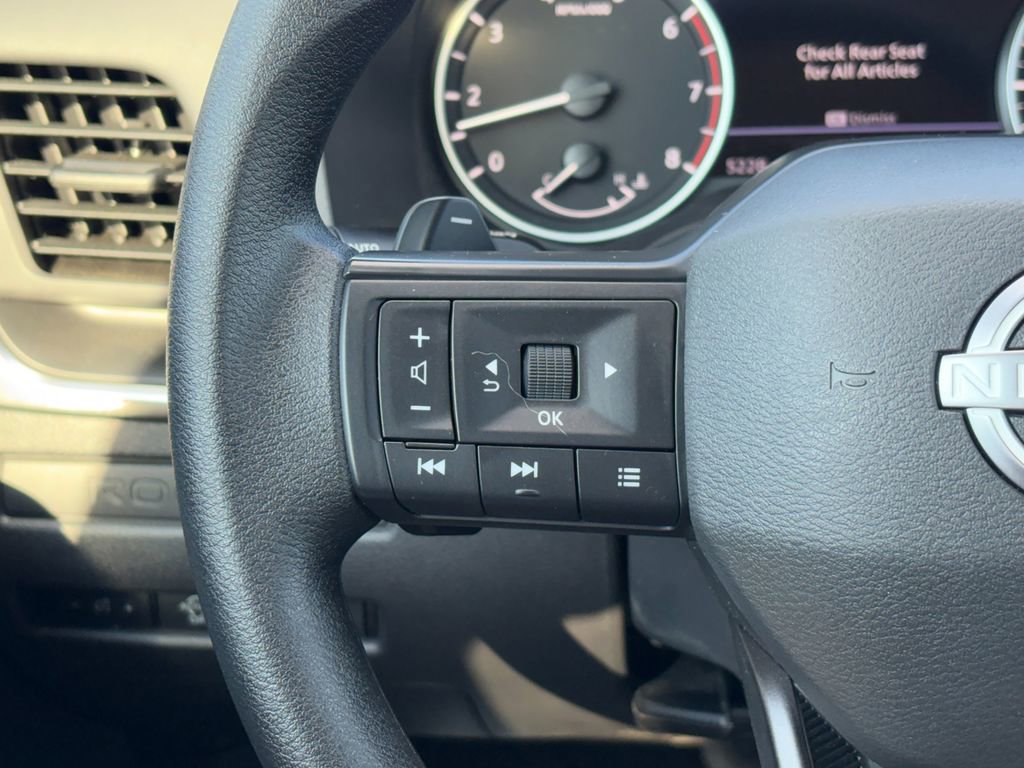 Used 2025 Nissan Rogue S image 12