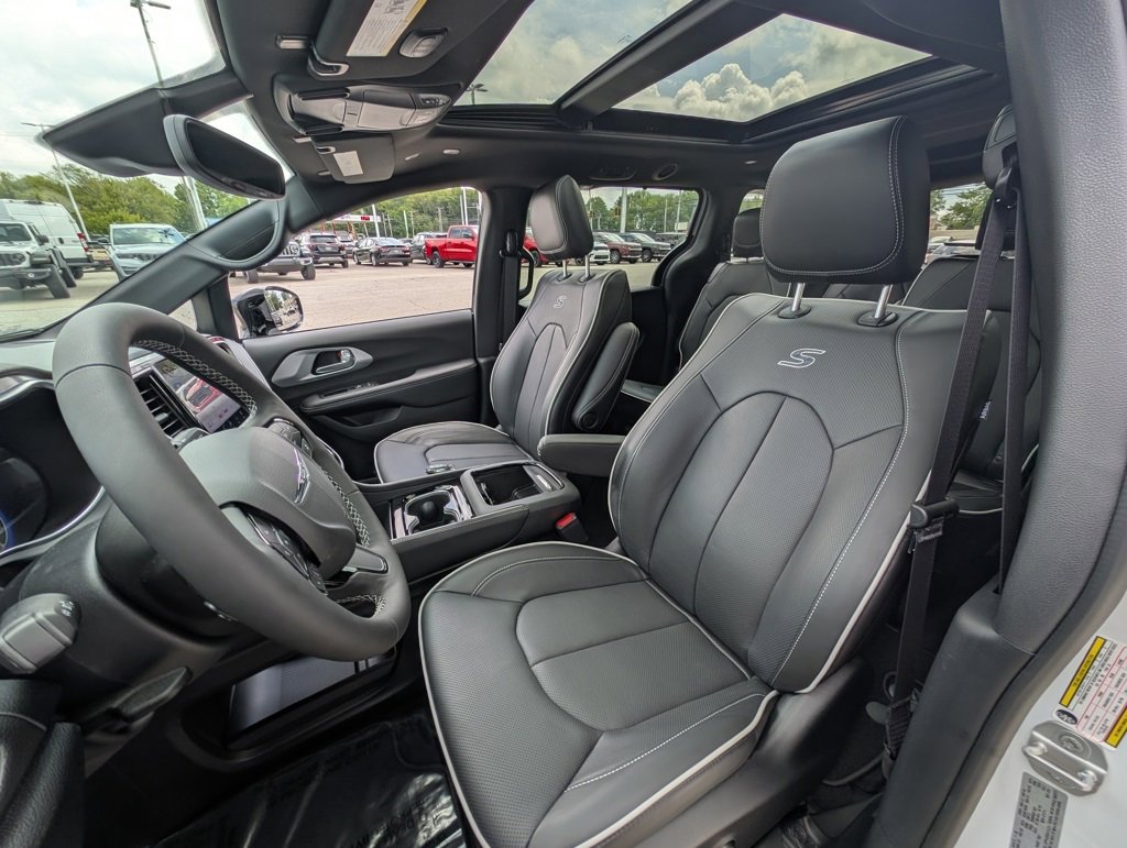 New 2026 Chrysler Pacifica Limited image 13