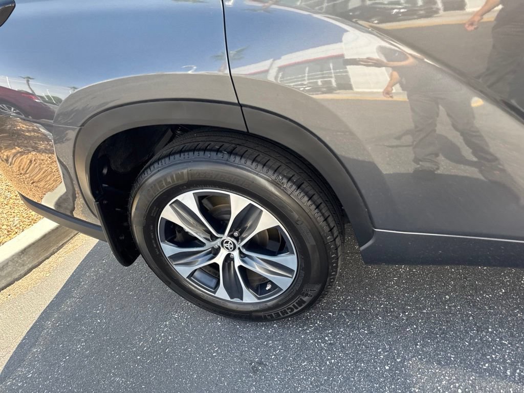 Used 2023 Toyota Highlander XLE AWD/4WD image 23