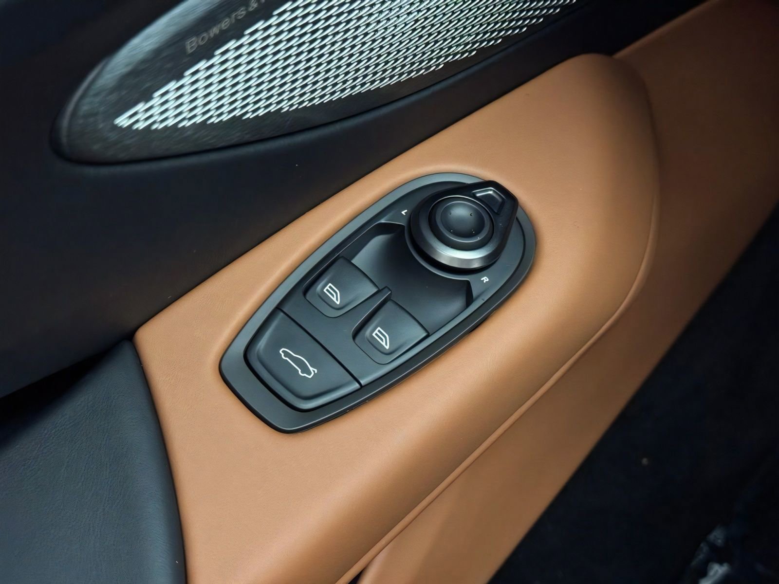 New 2026 Aston Martin V8 Vantage Convertible RWD image 15