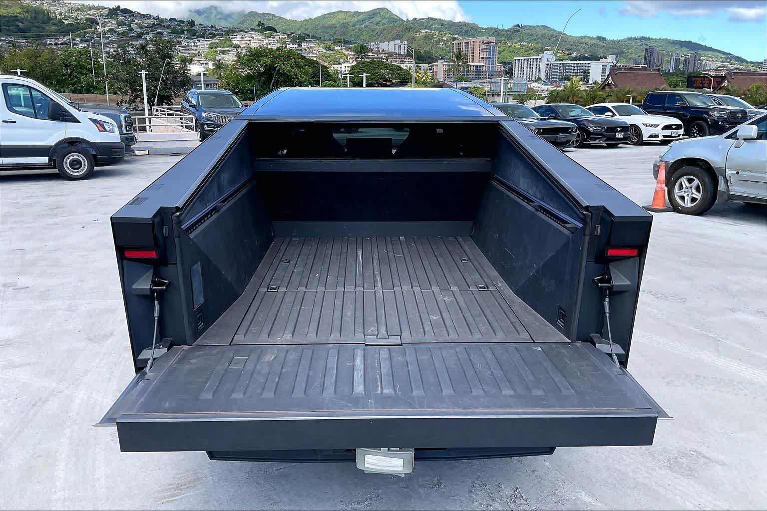 Used 2024 Tesla Cybertruck AWD Crew Cab image 18